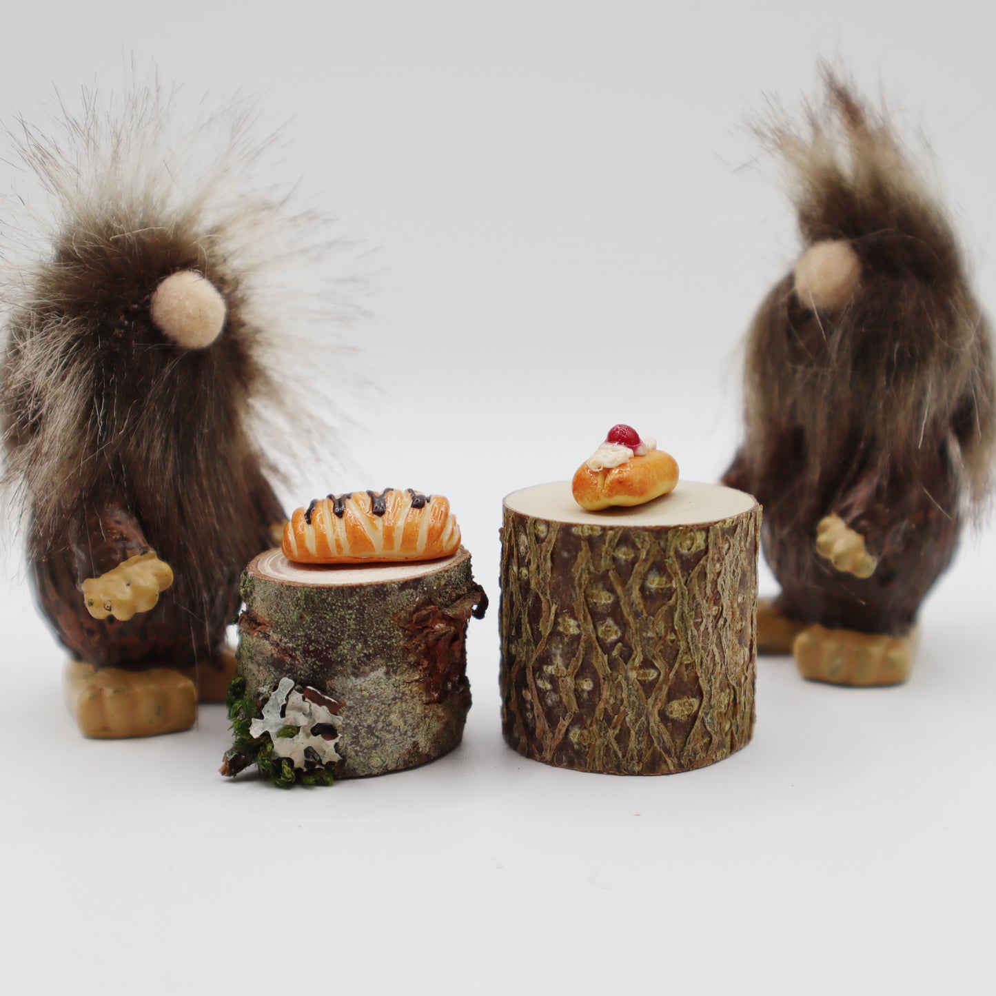 Gnome Desk Toy 2 Wood Elf Figurines Mini Stump Tables Miniature Fairy Food Bakery Play Set